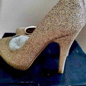 GOLD GLITTER HEELS ✨